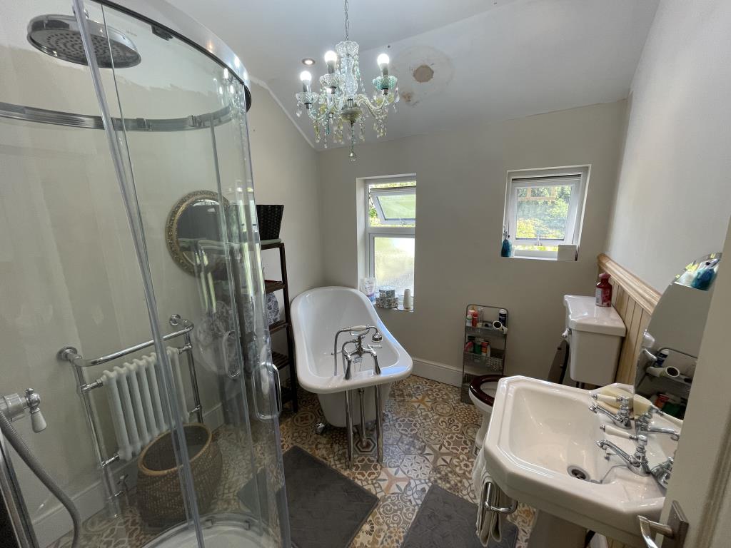Lot: 76 - SEMI-DETACHED HOUSE FOR IMPROVEMENT - First floor bathroom and shower room